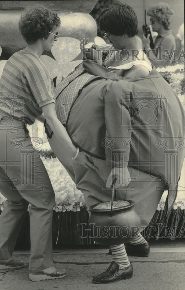 1983 Press Photo City of Festivals parade - getting into costume, Milwaukee - Historic Images