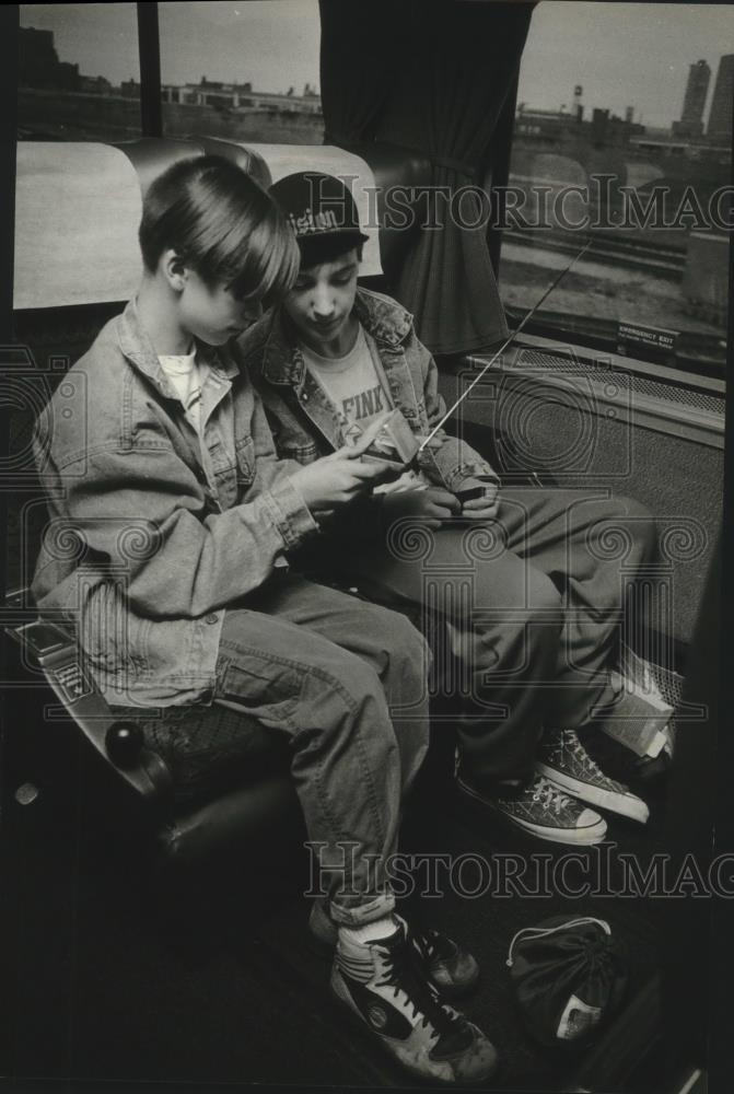 1989 Press Photo Adam Lasker and Matt Kring watch Cubs game on 1 1/2 inch TV set - Historic Images