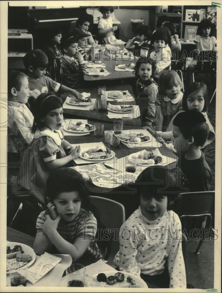 1986 Press Photo Kindergarten children Hillel Academy celebrate model Seder - Historic Images