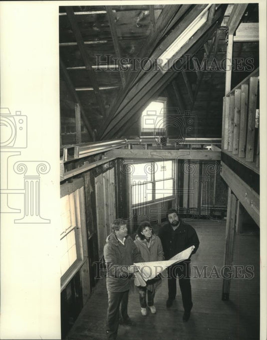 1990 Press Photo Pewaukee Wisconsin, architect and owner look over old hotel - Historic Images