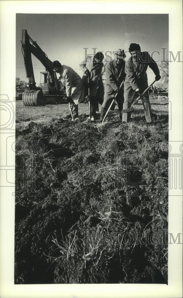 1982 Press Photo Executives, ground breaking, Parc Renaissance Milwaukee - Historic Images