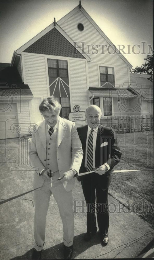 1983 Press Photo Ribbon cutting ceremony in front of Parc Renaissance model home - Historic Images