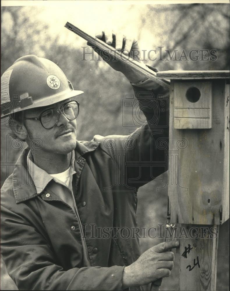 1988 Press Photo Donald Vogelsang, Wisconsin Conservation Corps, birdhouse - Historic Images