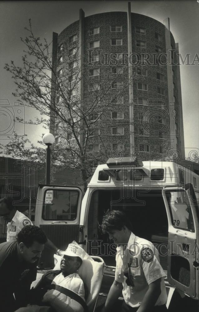 1990 Press Photo Robert Bellamy injured, Milwaukee, scaffolding collapse - Historic Images
