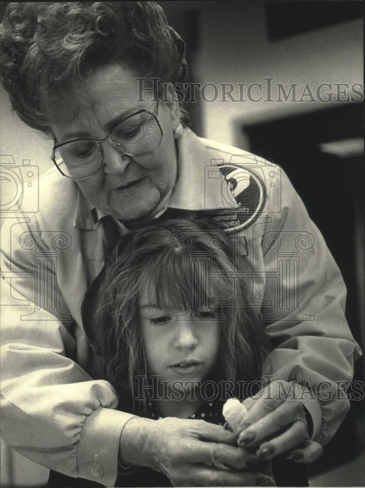 1992 Press Photo Lucille Schwartz, Sheena Anagnos at Community Memorial Hospital - Historic Images