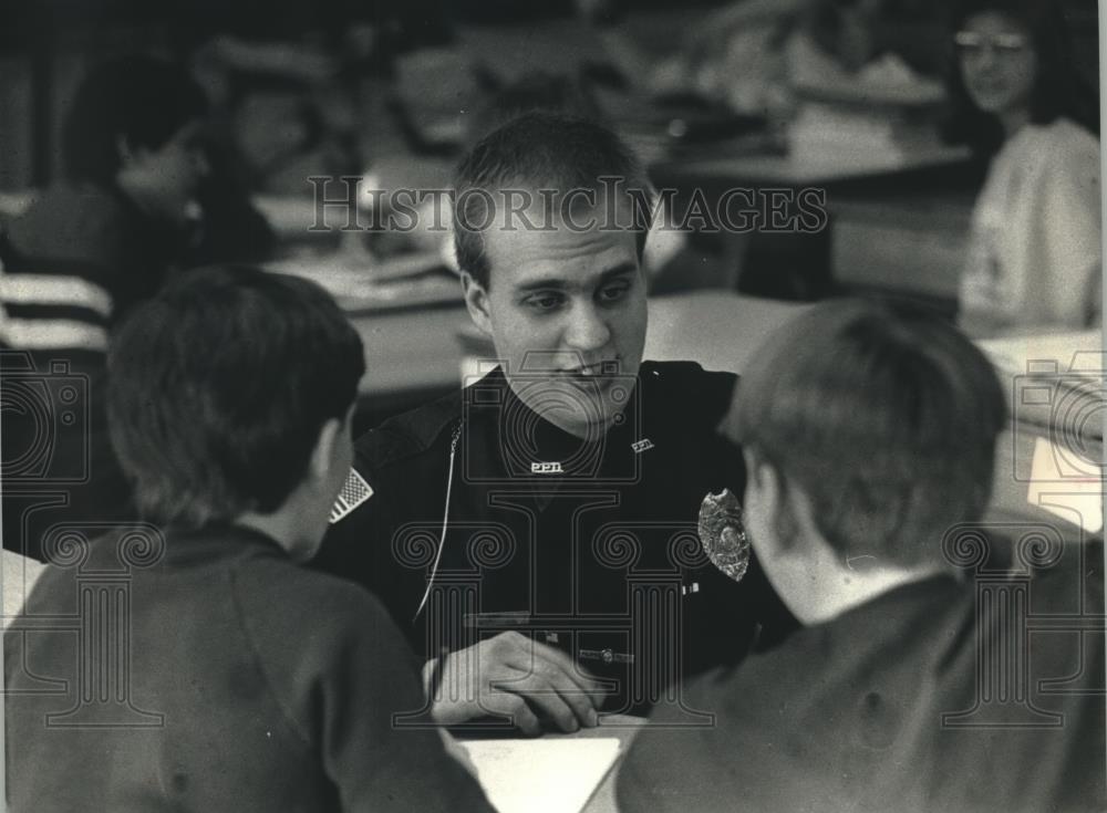 1991 Press Photo Palmyra, Wisconsin, police officer at Palmyra Elementary School - Historic Images