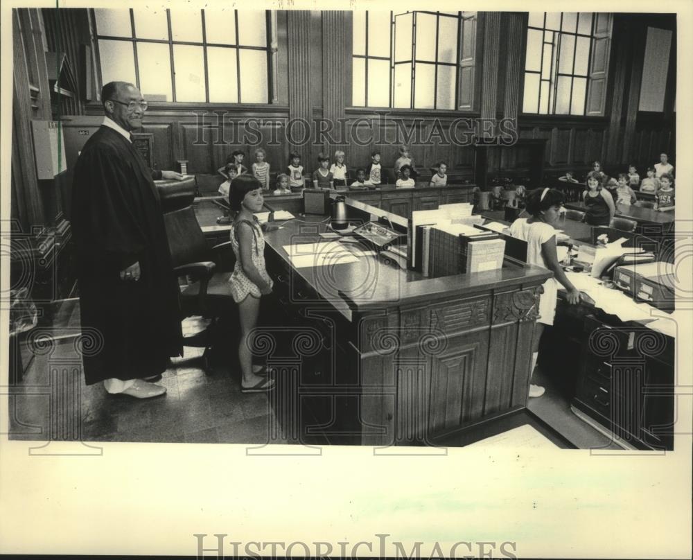 1983 Press Photo Judge Clarence Parrish (L) of Wauwatosa &amp; children in courtroom - Historic Images