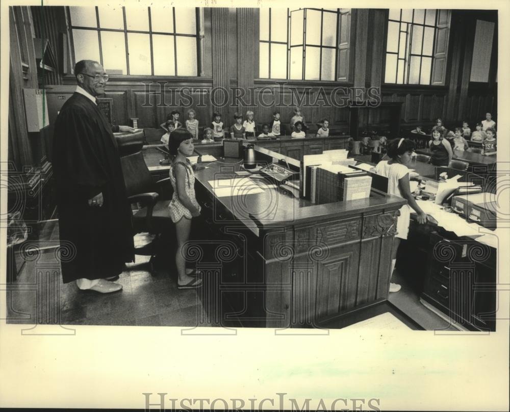 1983 Press Photo Judge Clarence Parrish (L) of Wauwatosa & children in courtroom - Historic Images