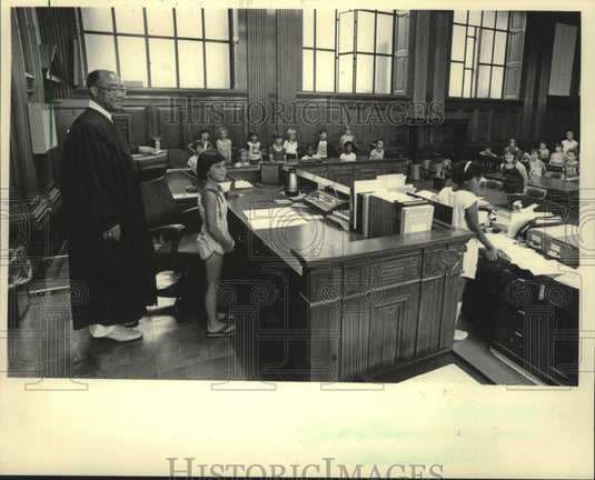 1983 Press Photo Judge Clarence Parrish (L) of Wauwatosa & children in courtroom - Historic Images