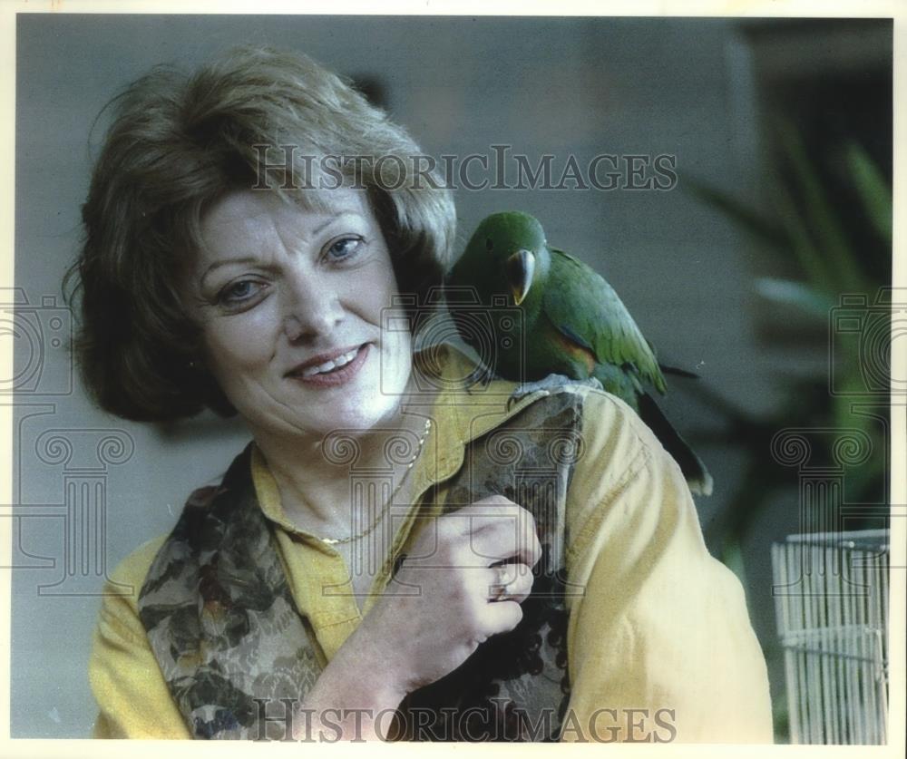 1993 Press Photo Joan Christoph &amp; her Solomon Islands parrot named Bird. - Historic Images