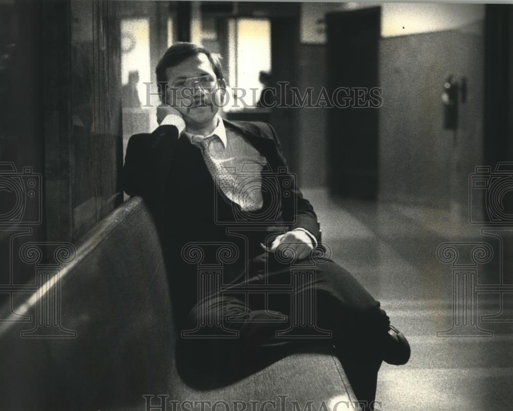 1990 Press Photo Mark Peterson awaits verdict on sexual assault charges, Oshkosh - Historic Images