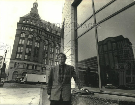 1991 Press Photo Architect William Peterson, from New York, praises City Hall - Historic Images