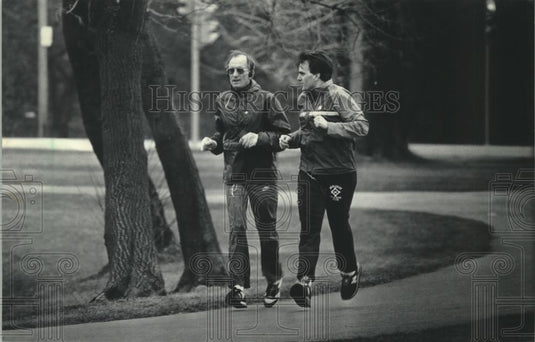 1985 Press Photo Joggers ran in the rain Sunday near McKinley Marina - mjb82236 - Historic Images
