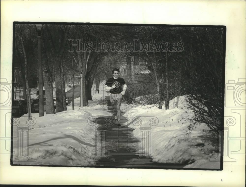 1984 Press Photo Jogger works out in snow covered terrain - mjb82238 - Historic Images