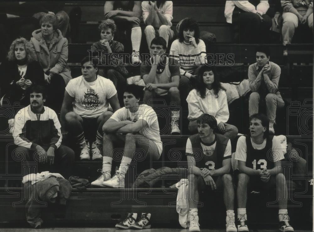 1989 Press Photo South Milwaukee High alumni, basketball tournament, Christmas - Historic Images