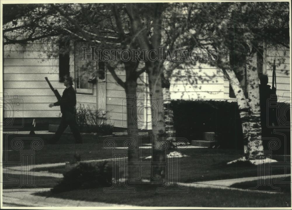 1991 Press Photo South Milwaukee stakeout, 500 block of Manistique Avenue. - Historic Images