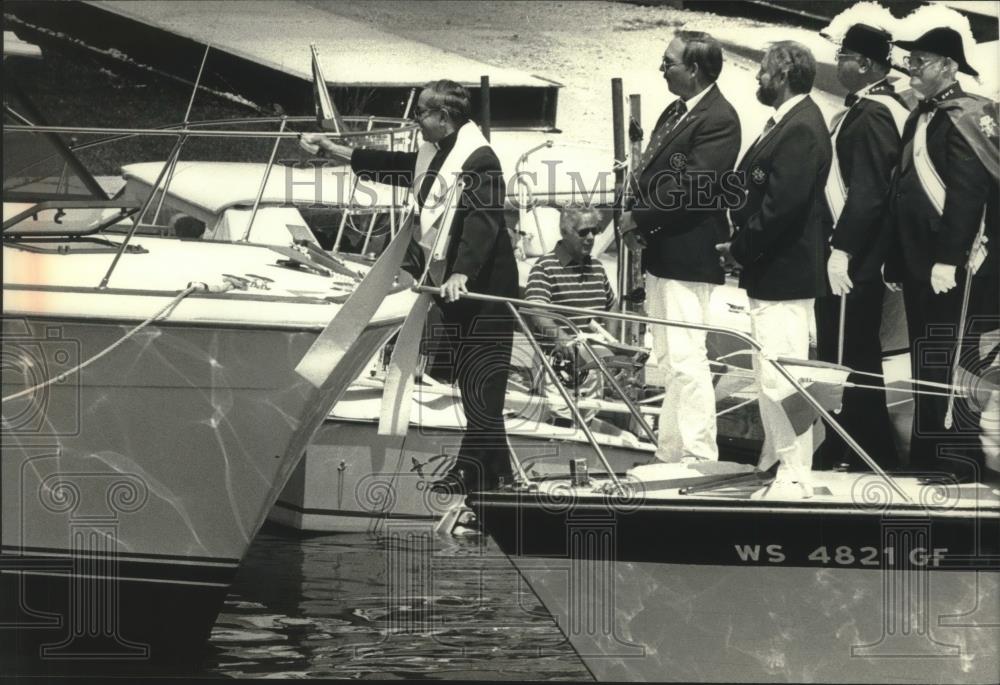 1989 Press Photo Father Sanfelippo blesses boats at South Miulwaukee Yacht Club - Historic Images