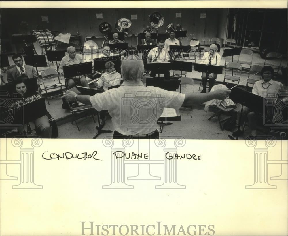 1985 Press Photo Director Duane Gandre &amp; members of South Milwaukee High band - Historic Images