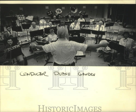 1985 Press Photo Director Duane Gandre & members of South Milwaukee High band - Historic Images