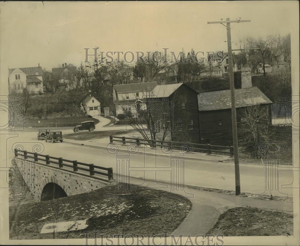 Press Photo Ahrens grist mill in Grant Park, South Milwaukee - mjb82265 - Historic Images