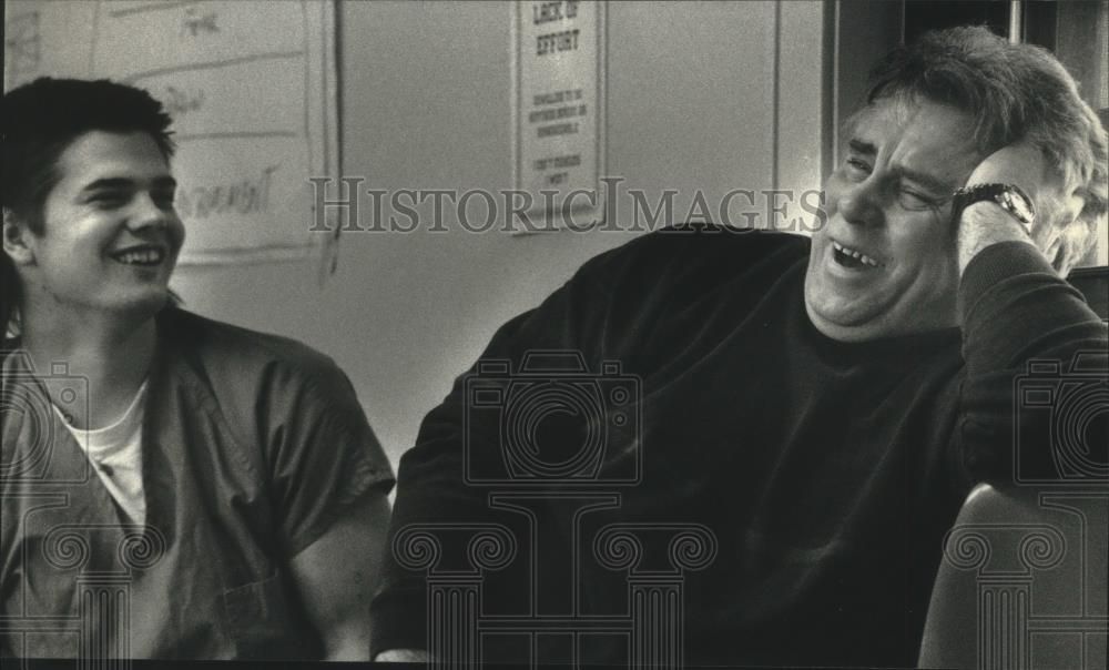 1993 Press Photo Michael Sapp and group counseling at Rock County Jail Wisconsin - Historic Images