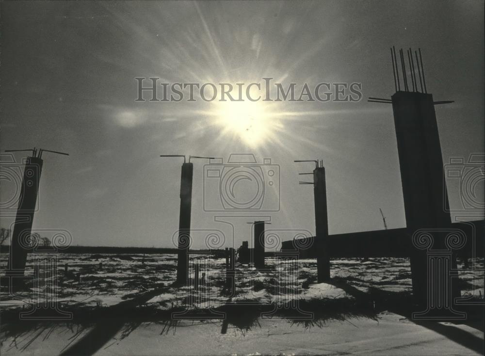 1985 Press Photo Oshkosh prison construction pillars, Wisconsin - mjb82304 - Historic Images