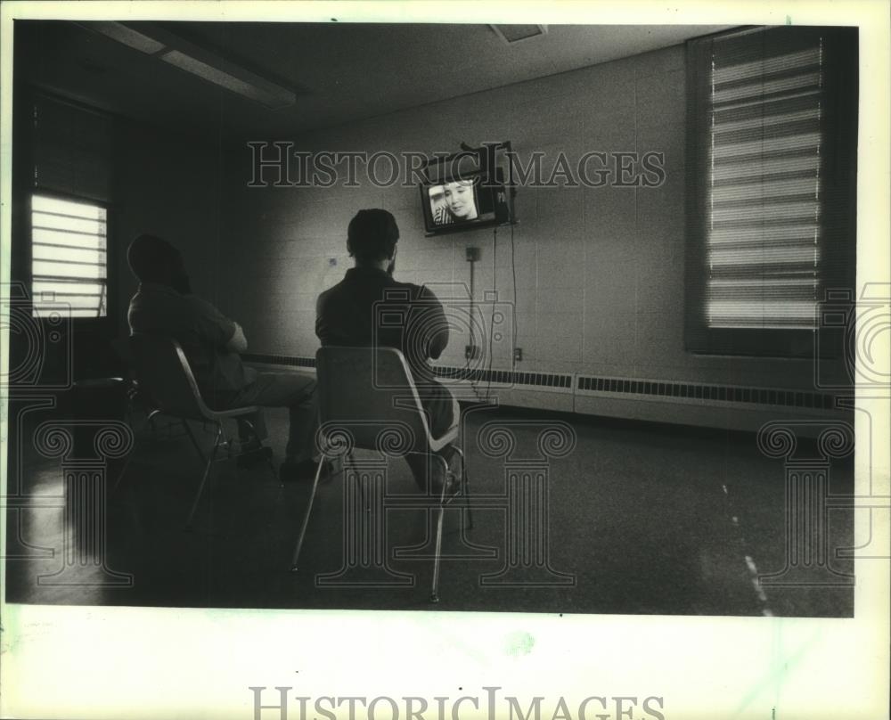 1984 Press Photo Inmates watch television at prison, Oxford, Wisconsin - Historic Images