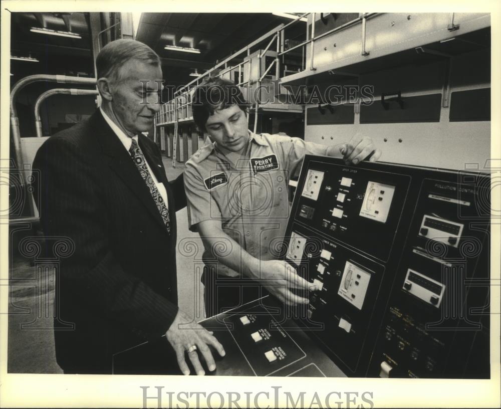 1981 Press Photo Larry Wolff assists Perry Printing President on new printer. - Historic Images