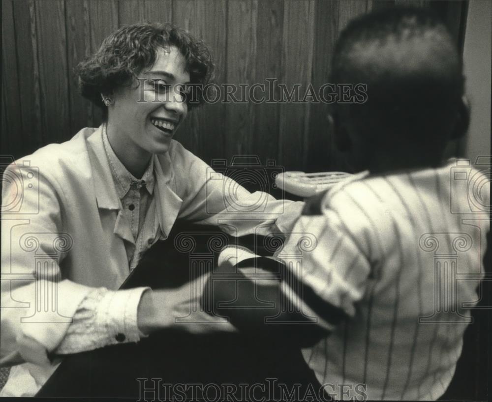 1989 Press Photo Therapist Mary Miller-Clark Working With Drug Addicted Child - Historic Images