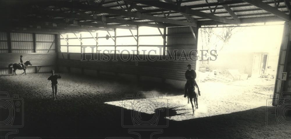 1990 Press Photo Disabled children find freedom with horses at Ironheart Farms. - Historic Images