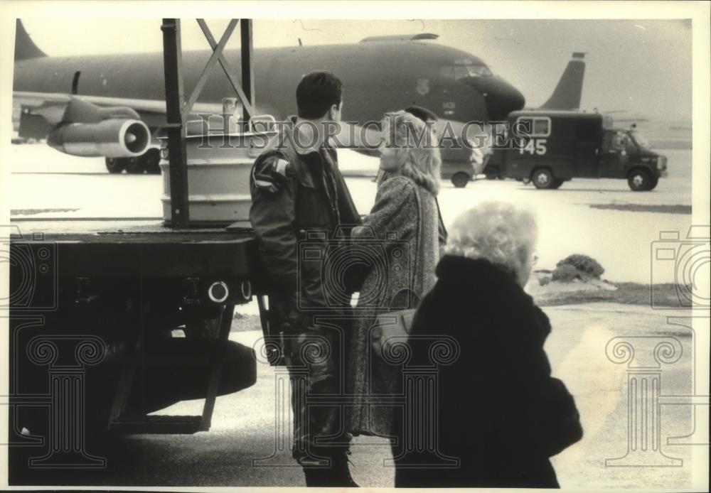 1990 Press Photo Woman sees off boyfriend preparing to board plane, Wisconsin. - Historic Images