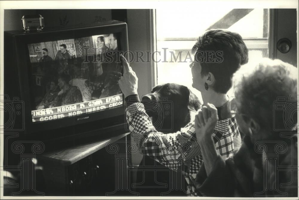 1993 Press Photo Christian Tur is interviewed about US-led raid on Southern Iraq - Historic Images