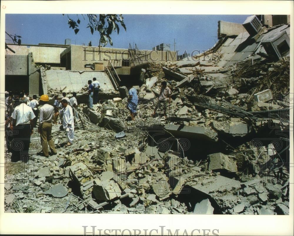 1993 Press Photo Baghdad, survivors and rescue workers search for victims. - Historic Images