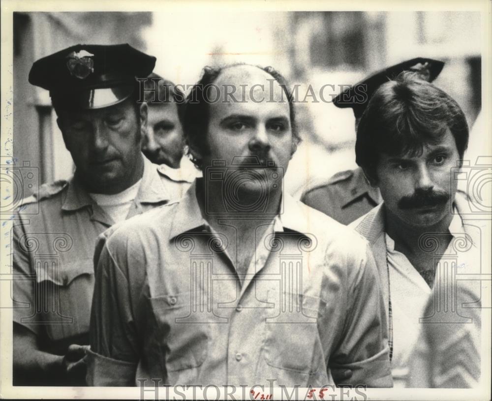 1981 Press Photo Gregory Otterbeck is escorted for murder charges in Wisconsin - Historic Images