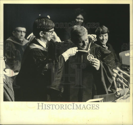 1980 Press Photo Frank E. Horton and Robert M. O'Nei at University WI-Milwaukee - Historic Images