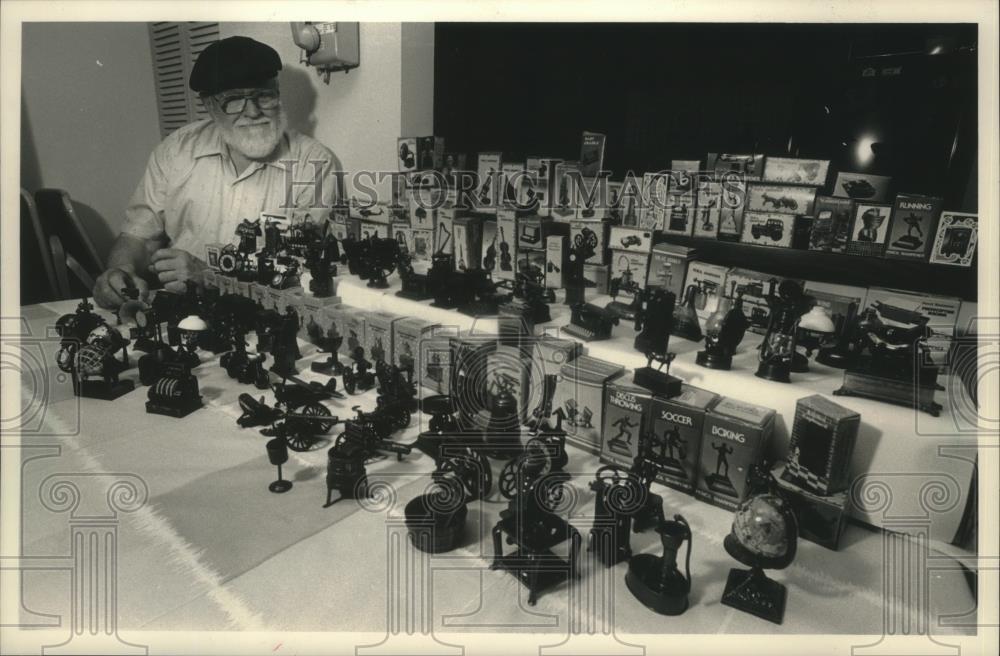 1988 Press Photo John Otis shows his pencil sharpener collection at UWM Library - Historic Images