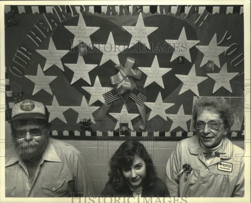 1991 Press Photo Students and employees at Stone Bank Elementary veterans board. - Historic Images