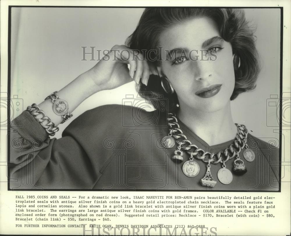 1985 Press Photo Model wears Costume jewelry of antique silver and plated gold. - Historic Images