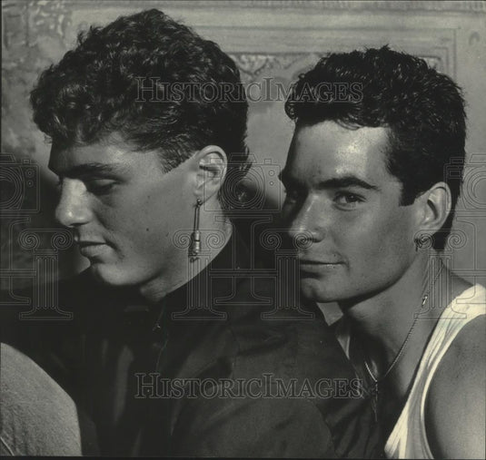 1985 Press Photo Jeff Tackes (left) and Brian Rieck show off earrings they have. - Historic Images