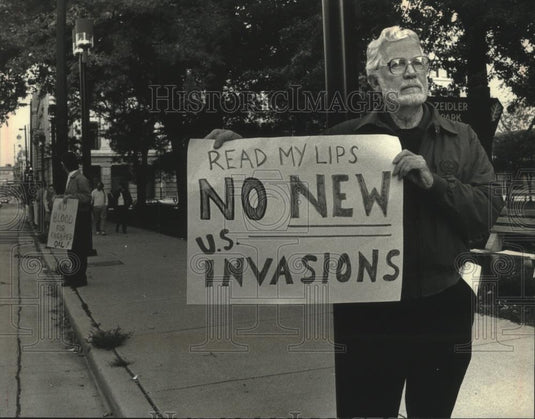 1990 Press Photo James Barrett, a World War II veteran, displays his message. - Historic Images