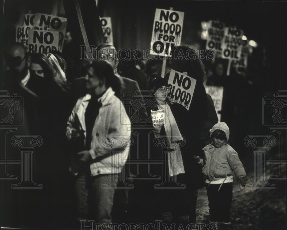 1991 Press Photo A woman and child among war protesters at Reuss Federal Plaza. - Historic Images