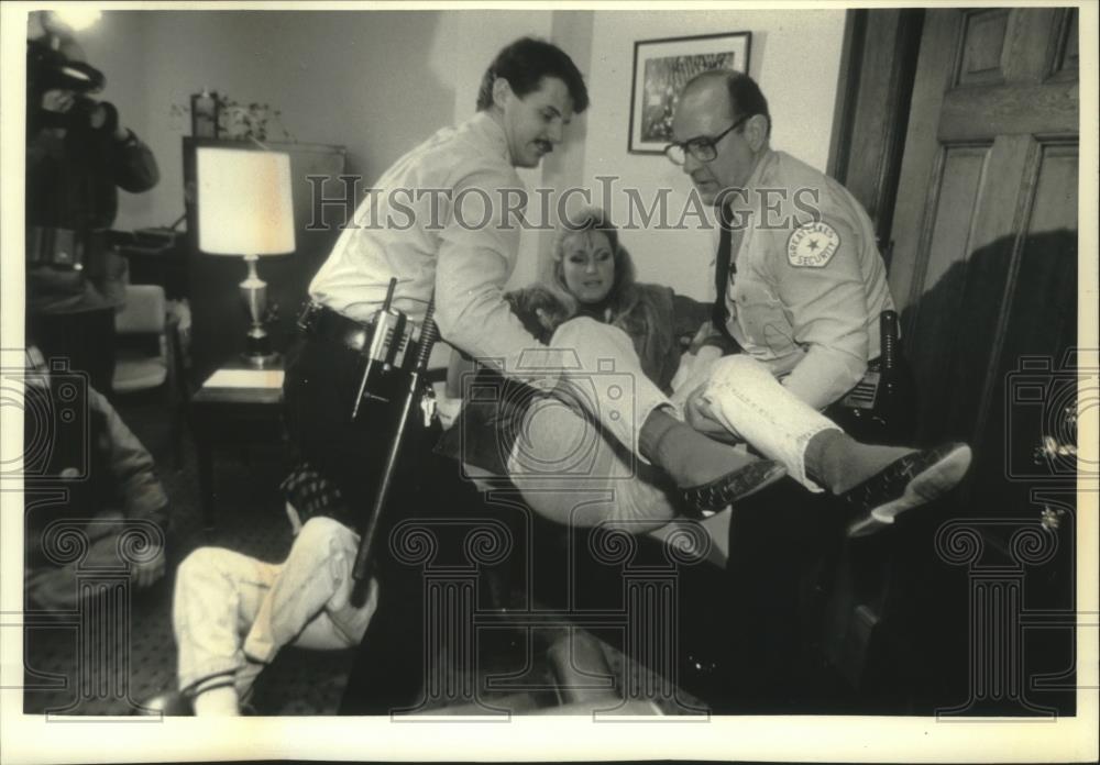 1991 Press Photo Security carries protester from the Wisconsin Federal Courhouse - Historic Images