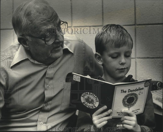 1992 Press Photo Ralph Lurvey reads to Jake Wollensak in Pewaukee, Wisconsin. - Historic Images
