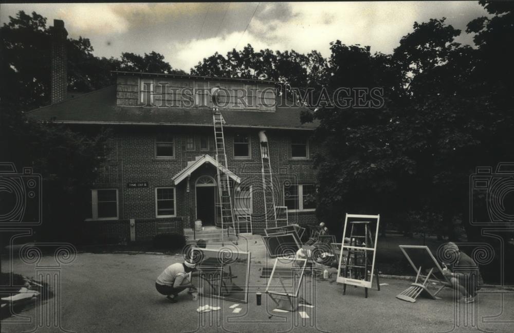 1991 Press Photo Our Lady of the Oakes is renovated by volunteers in Pewaukee - Historic Images