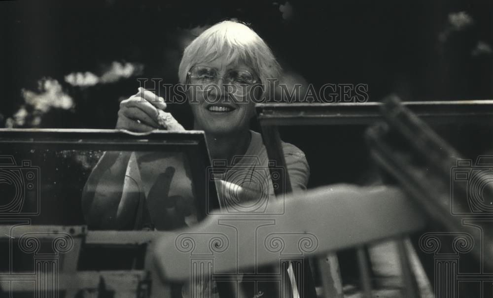 1991 Press Photo Sister Kieran Sawyer helps with renovation at Our Lady of Oakes - Historic Images