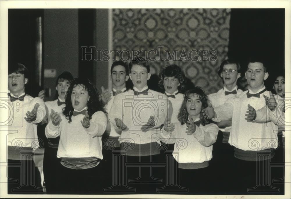 1991 Press Photo Pewaukee Swing Choir, Country Inn in Waukesha fish fry - Historic Images