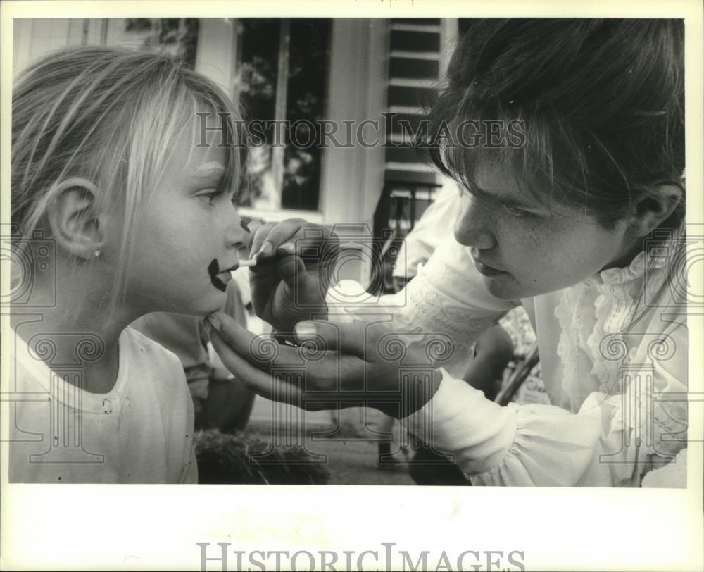 1994 Press Photo Harvest Fest, Pewaukee, Lauren Jansen and Lisa Preston - Historic Images