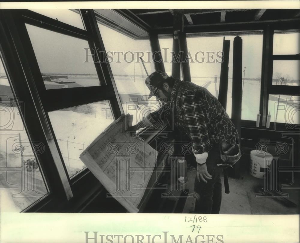 1986 Press Photo Lee Harris, Guard tower, Oshkosh Correctional Institute, - Historic Images