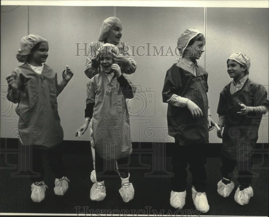 1993 Press Photo First graders visiting a Community Hospital in Menomonee Falls - Historic Images