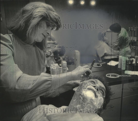 1985 Press Photo Peggy Purcell shaving Earl Newman at Pfister Hotel barber shop - Historic Images